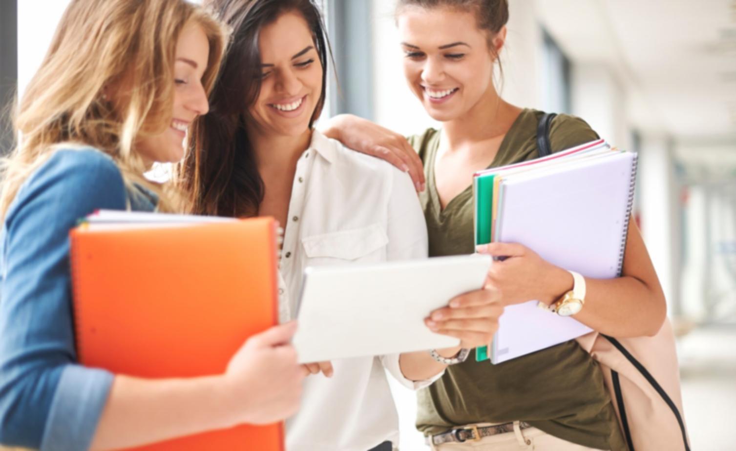Estudiantes aprendiendo gestión financiera personal